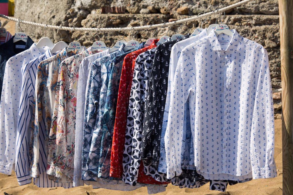 夏こそ楽しむ「リネン×柄シャツ」｜イタリア仕立ての大人の上質カジュアル