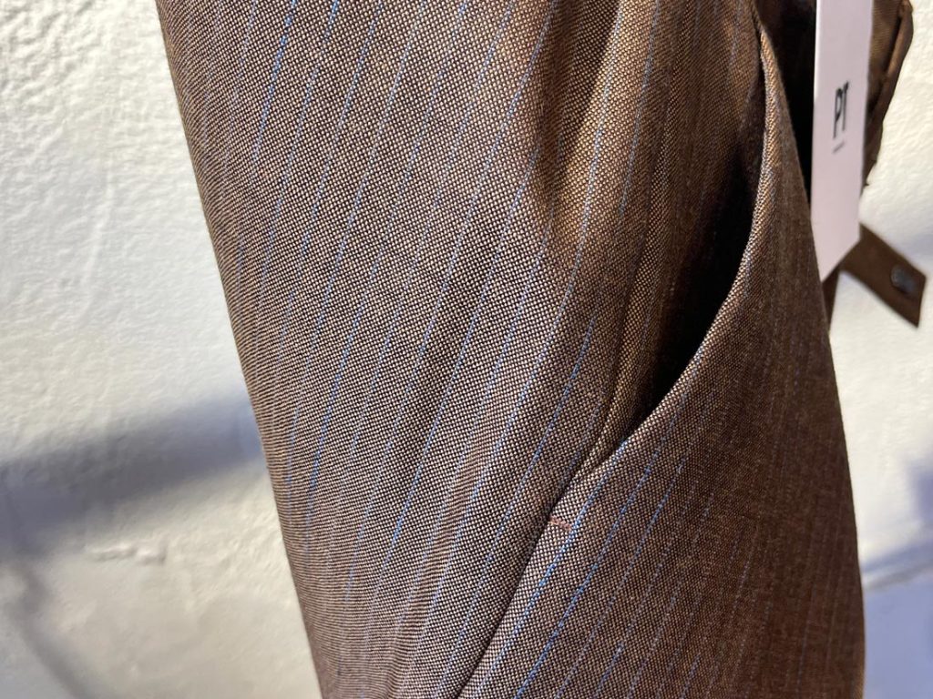 「Edge」シリーズから登場した「UNDICI」モデルのピンストライプパンツ