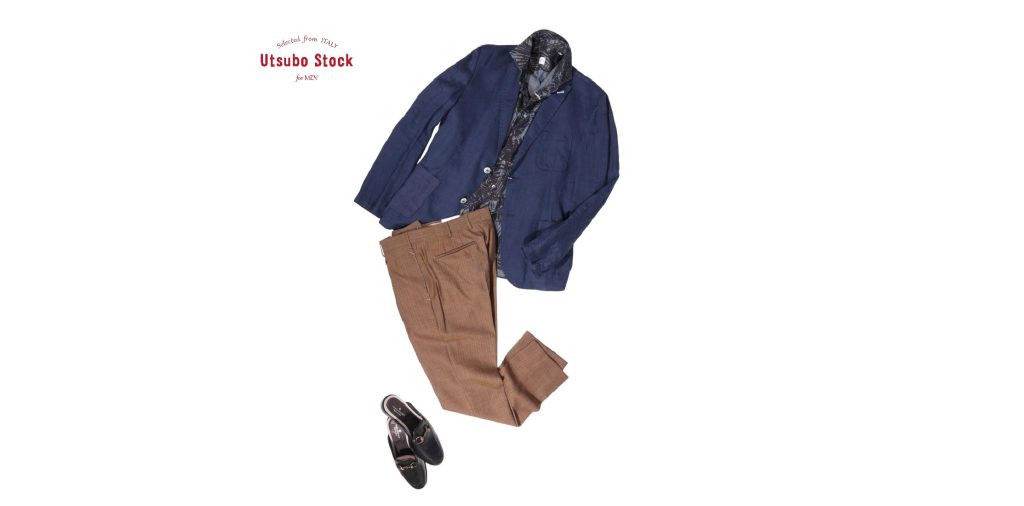 PT TORINOのブラウンスラックスとネイビージャケットを使った、柄シャツコーディネート。大人のためのイタリア風スマートカジュアルスタイル。