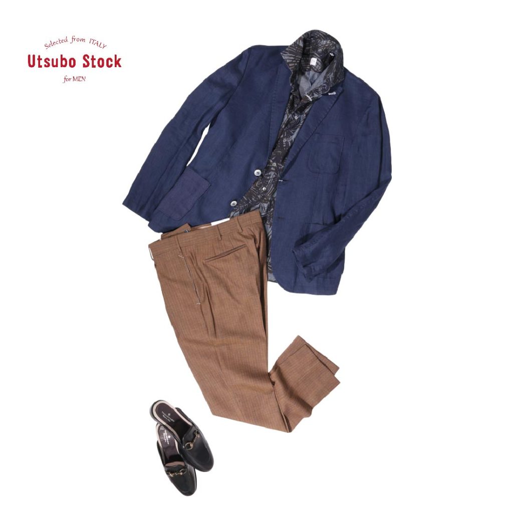 柄シャツ×ピンストライプパンツの都会的なリゾートスタイル