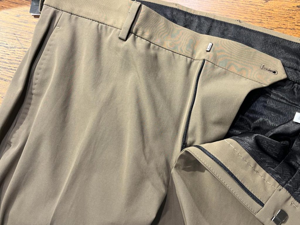 コットンの自然な風合いを残しながら、ポリアミドが加わることで耐久性と軽量感をプラス。エラスタンのストレッチ性も相まって、動きやすさは抜群