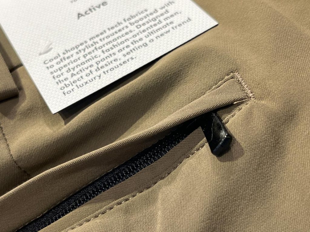 ＜PT TORINO＞が手掛けているので、スポーティなアイテムと言えどジャケットとの相性が良い点が大人の男性としては嬉しいところ