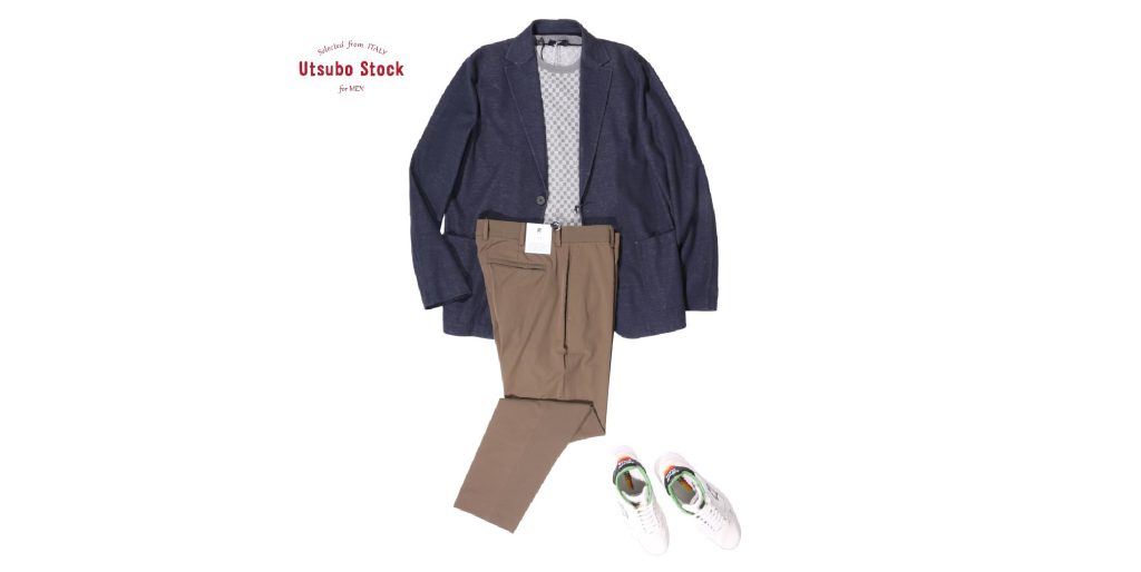 ネイビーのジャケットにグレーのチェック柄ニット、ブラウンのスラックスを合わせたイタリアンカジュアルスタイル。足元にはカラーポイントのスニーカーをコーディネート