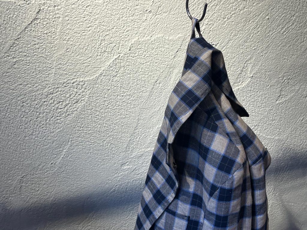 春夏の軽やかな着こなしに映える、ネイビー × ベージュのチェック柄が印象的な＜EXIBIT＞のジャケット