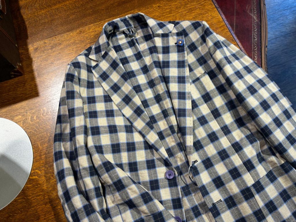 子供っぽく映る心配のない、ネイビー×ベージュの落ち着いた色合わせのチェック柄