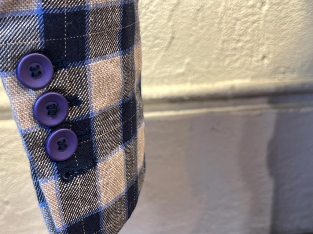 汗ばむ季節にもストレスなく着用できて真面目過ぎないルックスは、休日のジャケパンスタイルにぴったり