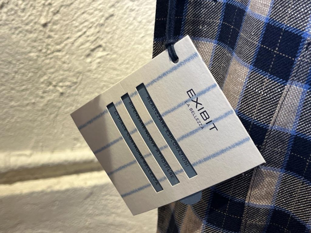 キメすぎず、崩しすぎない、そんな大人の絶妙なバランスが備わった＜EXIBIT＞のジャケット