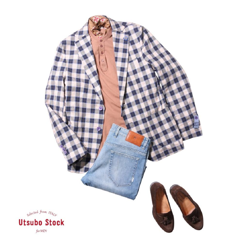 ジャケットスタイルにネッカチーフを添えたコーディネート。