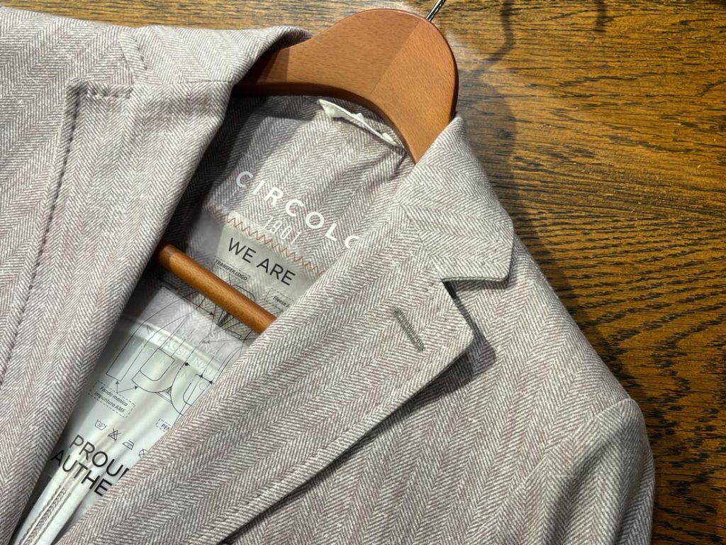 春風のように軽やかな＜CIRCOLO 1901＞のヘリンボーン柄ジャケット