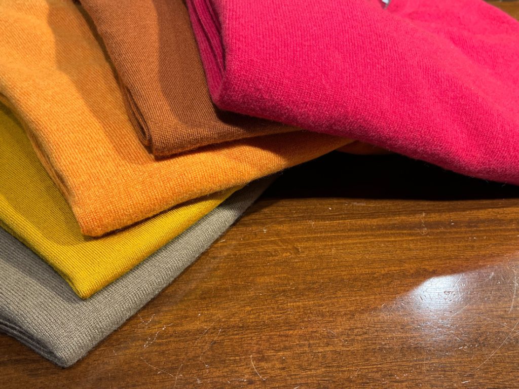 イタリアブランドの服には、発色が美しく、大人が似合う“色物”が豊富