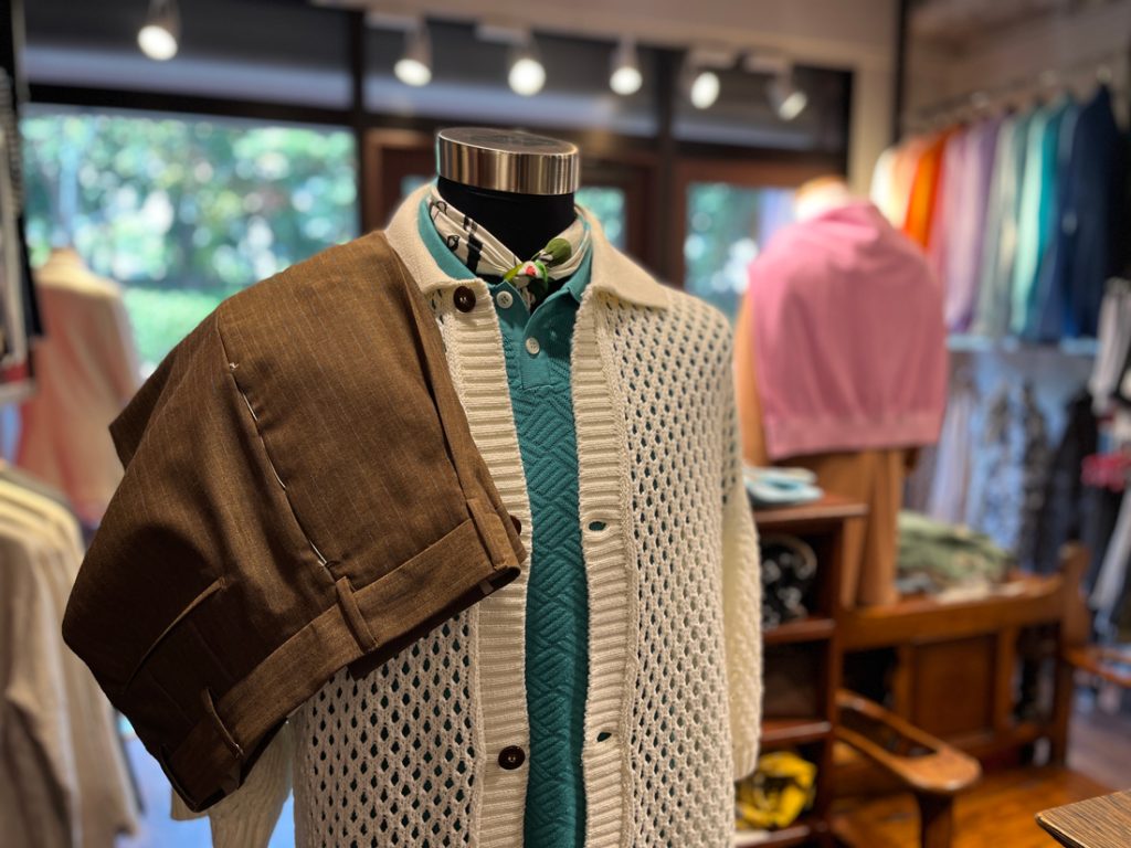 ＜I'M BRIAN＞の半袖カーディガンを軸に、春夏シーズンらしい明るいカラーのニットポロ、ネッカチーフがアクセント