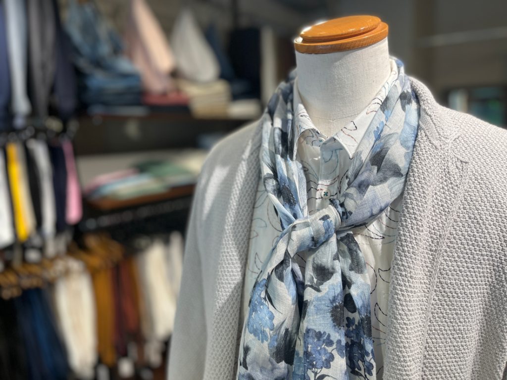 【POGGIANTI 1958】涼し気で華やか。ラメ刺繍シャツで魅せる、大人の上質リラックススタイル