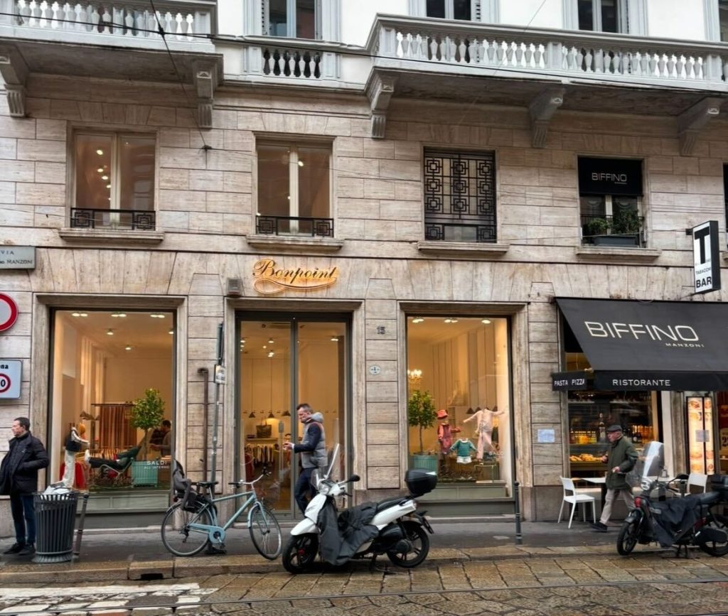 ミラノ中心街にあるイタリア高級レディースファッションブランド『Baypoint』の路面ブティック外観。石畳の美しい通りに面し、上質なヨーロッパブランドらしいディスプレイが印象的。