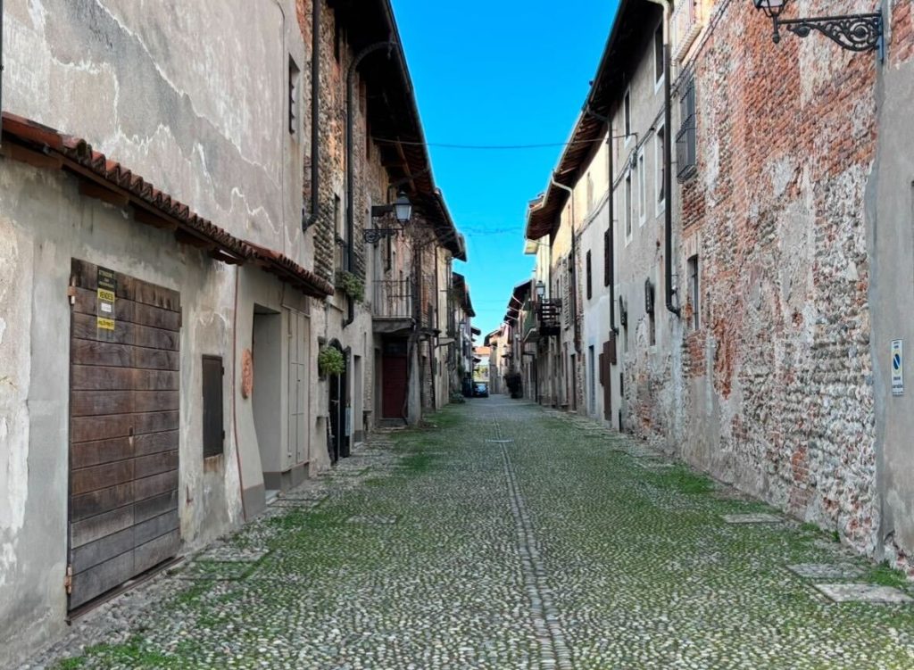時を重ねた壁と石畳。静かに、そして力強く、イタリアの暮らしの中に受け継がれるもの。