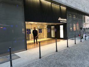 イタリアのデパートリナッシェンテ-RINASCENTEの入口