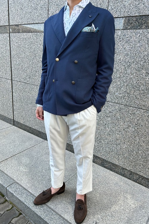 白花柄リネンシャツとネイビージャケットを合わせた上品な夏メンズコーデ、白パンツとタッセルローファーで完成したスタイル。