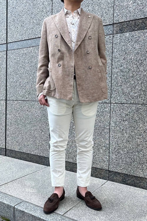ベージュのリネンジャケットと白パンツを合わせた爽やかな夏メンズコーデ。ブラウンのタッセルローファーで上品に仕上げたスタイル。