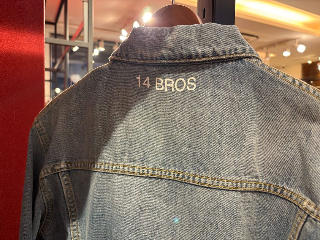 14 BROSのデニムジャケット背面に施された白のブランドロゴ