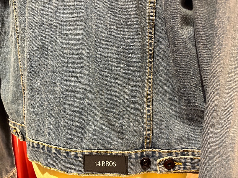 14 BROSのデニムジャケット裾部分のブランドタグとディテール