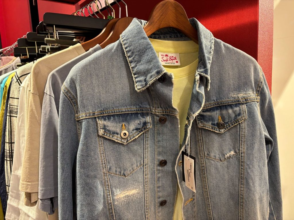 14 BROSのユーズド加工デニムジャケット。インナーにMC2 SAINT BARTHのレモンイエローTシャツを合わせた春夏コーデ