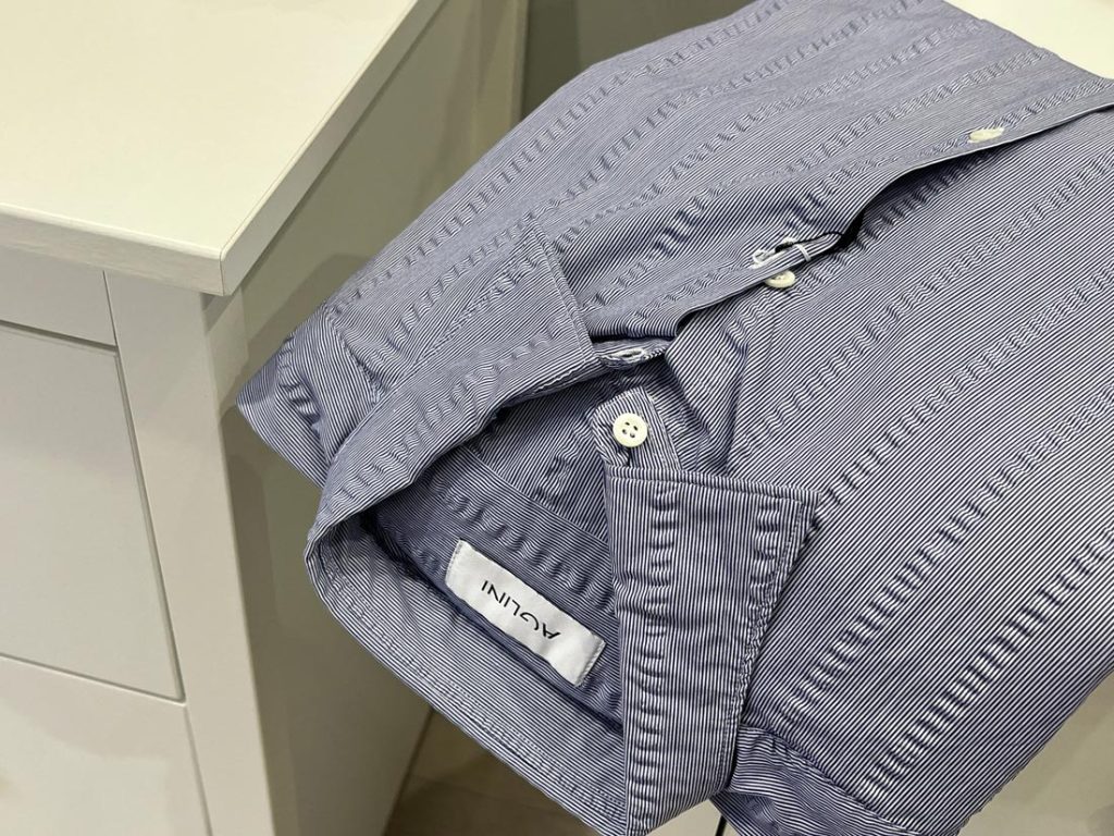 AGLINIの半袖シアサッカーシャツ。清涼感のあるブルーストライプが魅力的。