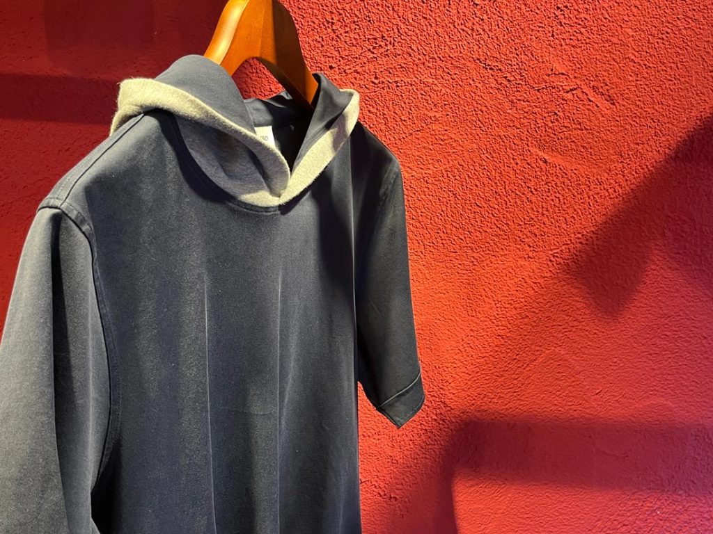 カジュアルでありながら品のあるアイテムを探している方必見。上質な素材感と洗練されたデザインが融合した、大人のスポーティスタイルをワンランクアップさせてくれる一着が＜Gran Sasso＞から届きました。