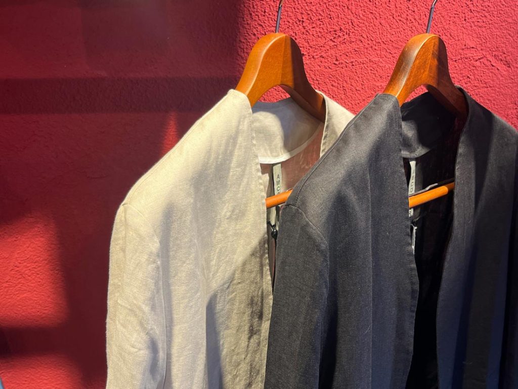 カラー展開は、如何なるワードローブにも馴染むブラックとベージュの2色展開。ブラックは凛とした印象でモードに、ベージュは柔らかさとリラックス感を添えてくれますので、シーンや気分に合わせて使い分けれるよう色違いで揃えるのもおすすめです。