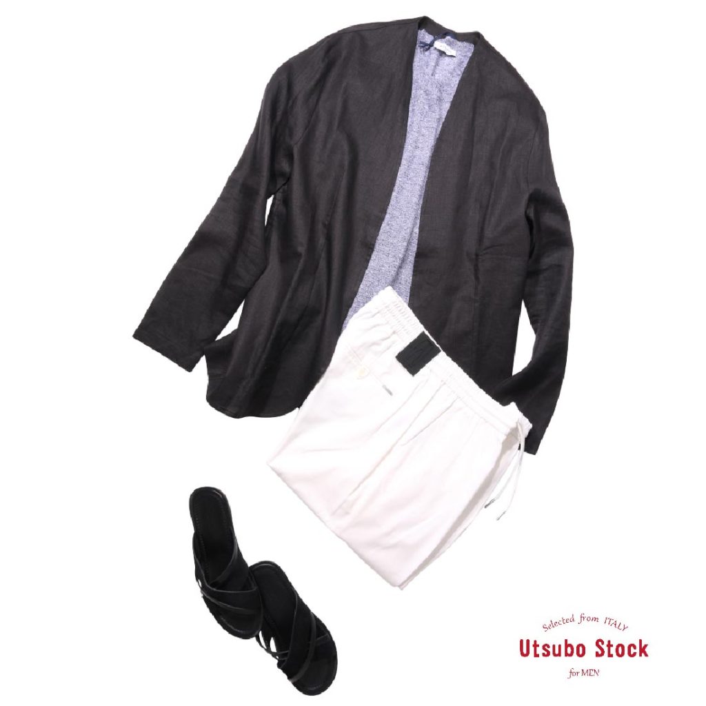 ＜AMCOUTURE＞のノーカラージャケットは、リネン100%のナチュラルな風合いが魅力。凛とした黒にリネンの柔らかさが加わることで、カジュアルながらもどこか気品が漂います。