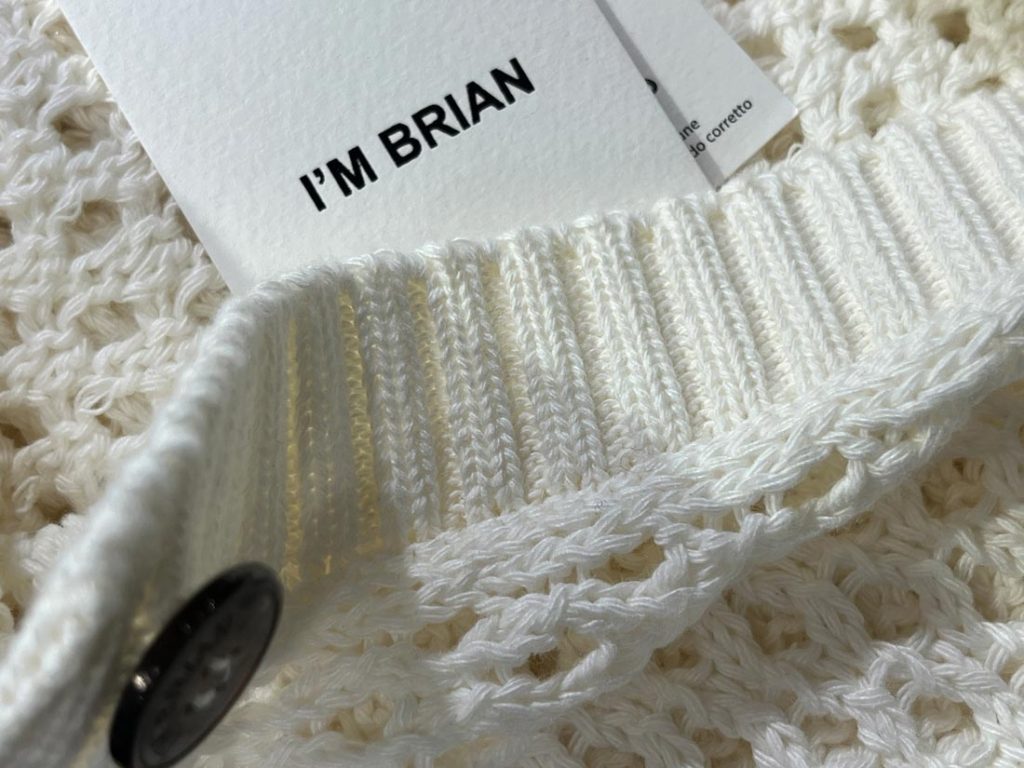 アイムブライアンのブランドタグが映える上質なメッシュ編みディテール