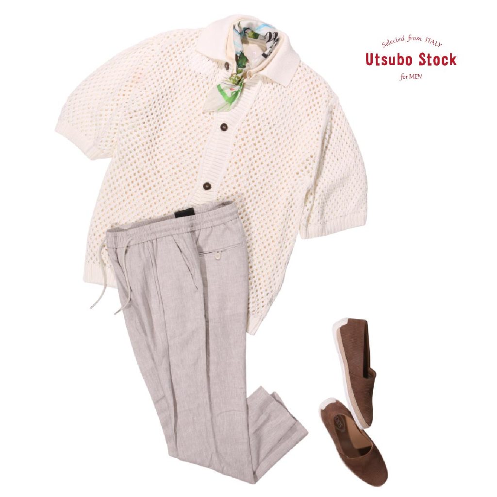 シルクのネッカチーフと白のカーディガンとのコーディネート。