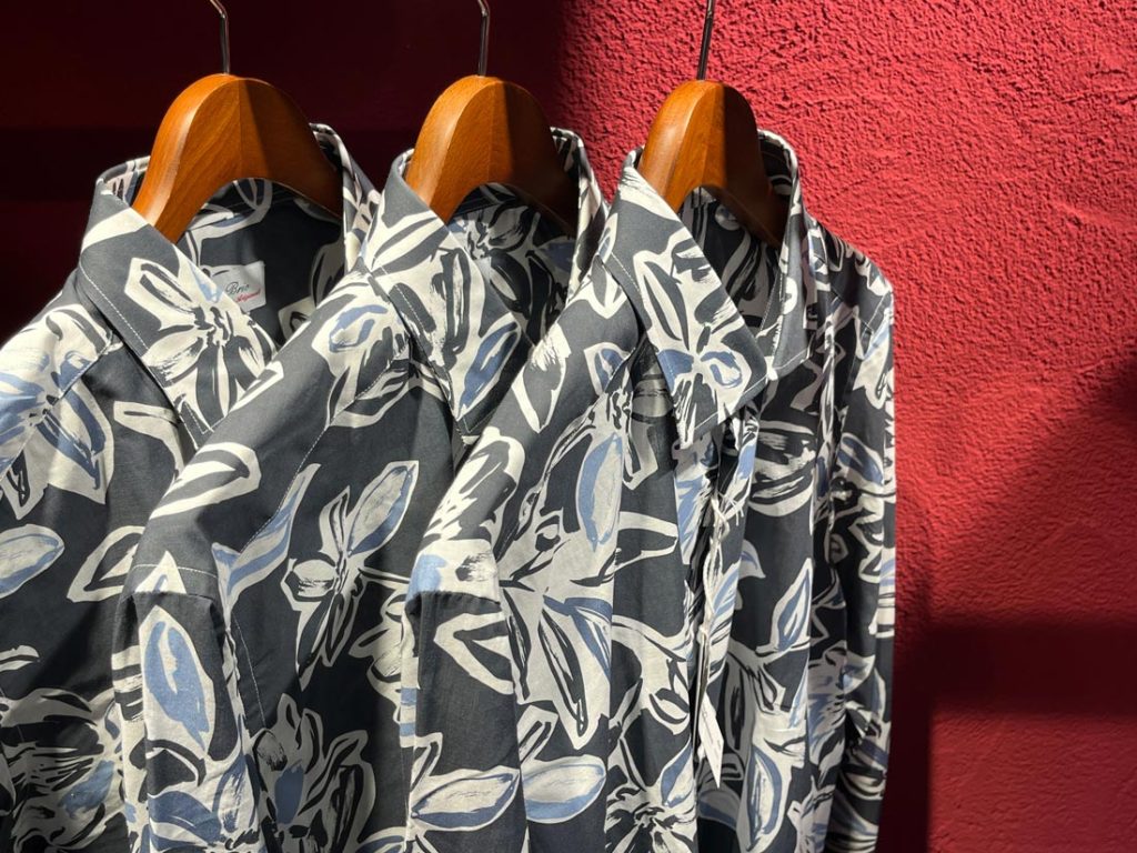 Brioの花柄シャツが陽光に映えるスタイリングカット