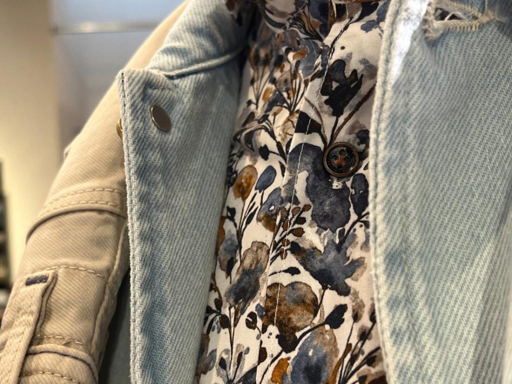 柄シャツを主役にしたカジュアルスタイルは、難易度が高そうに見えますが、実は「引き算」と「色合わせ」が鍵。今回のようにアウターとボトムスを淡いトーンで統一すれば派手になり過ぎず、日常にも取り入れやすいスタイリングとして完成します。