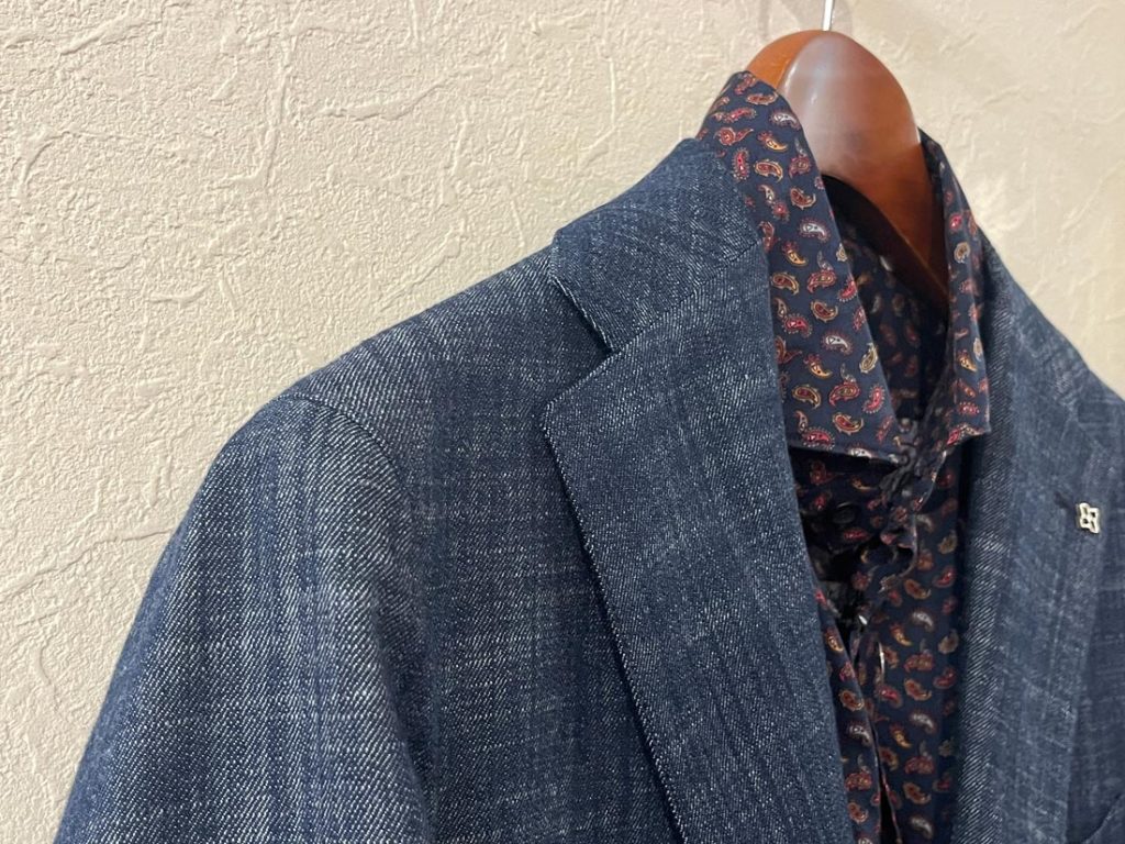 美しいシルエットと軽やかな着心地が、間寛平さんの自然体で柔らかい雰囲気にマッチし、品のあるカジュアルジャケットスタイルが完成しました。