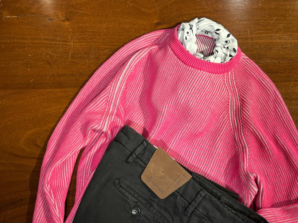 村上ショージさんには、遊び心と上品さが共存するネッカチーフ×ニットのカジュアルスタイルを。