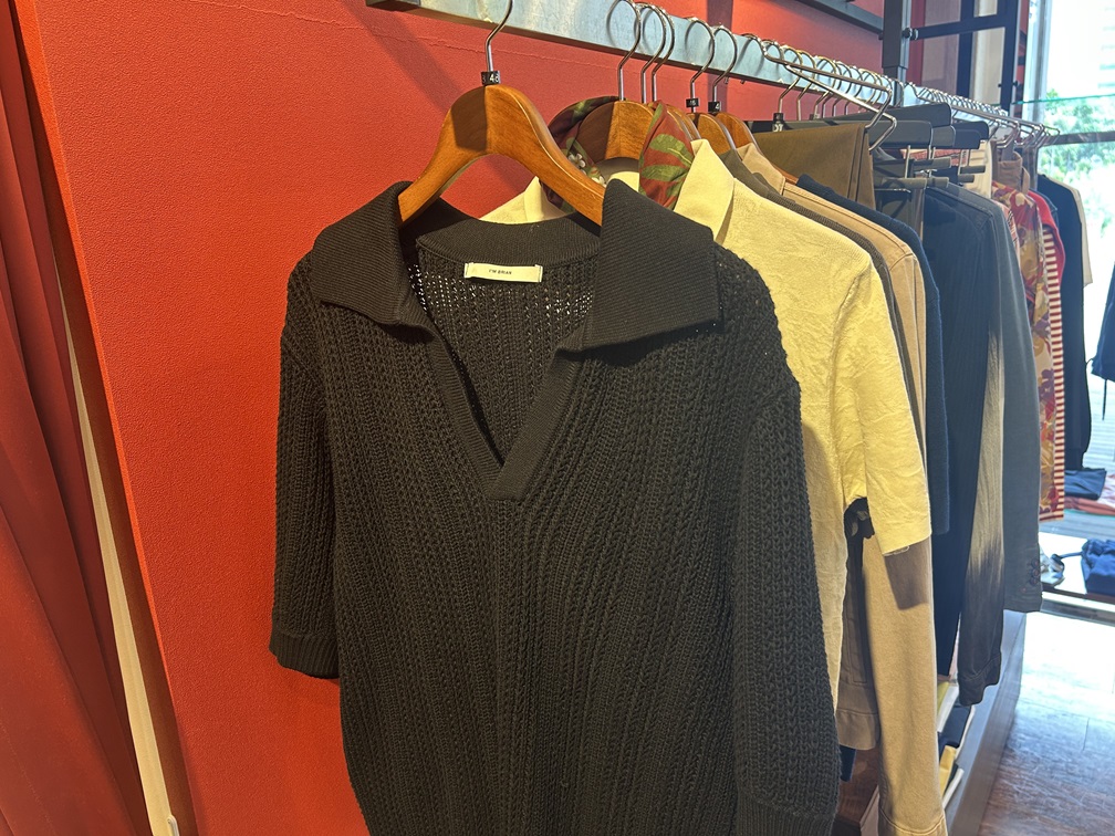 ミドルゲージスキッパーニットがラックに掛けられた様子