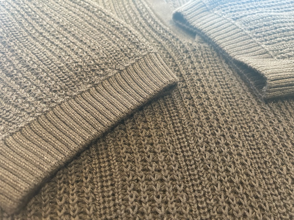 スキッパーニット袖リブのアップ画像