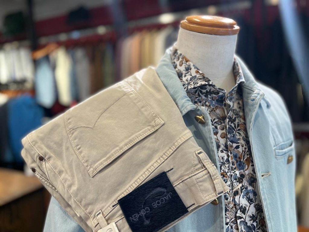 白をベースに、ブラウンとネイビーで描かれた花柄が印象的な＜POGGIANTI 1958＞の柄シャツ。まるで水墨画のような繊細なタッチが、シャツ一枚に深みと品格、そして"確かな違い"を与えてくれます。