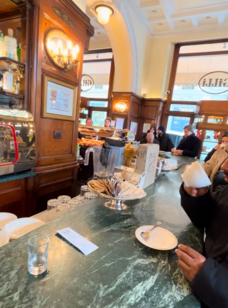 フィレンツェ「Gilli」のバールカウンター。常連客たちが立ち飲みでコーヒーを楽しんでいる様子。