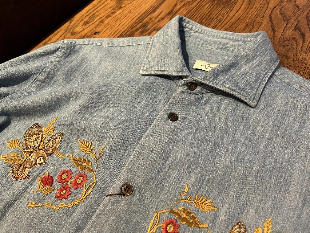 フクロウと花柄の刺繍が施されたETROデニムシャツのアップ