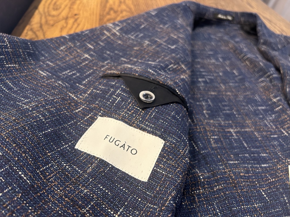 FUGATOのジャケット内側のラベルと内ポケット。イタリア製の丁寧な仕立てが感じられるディテール。