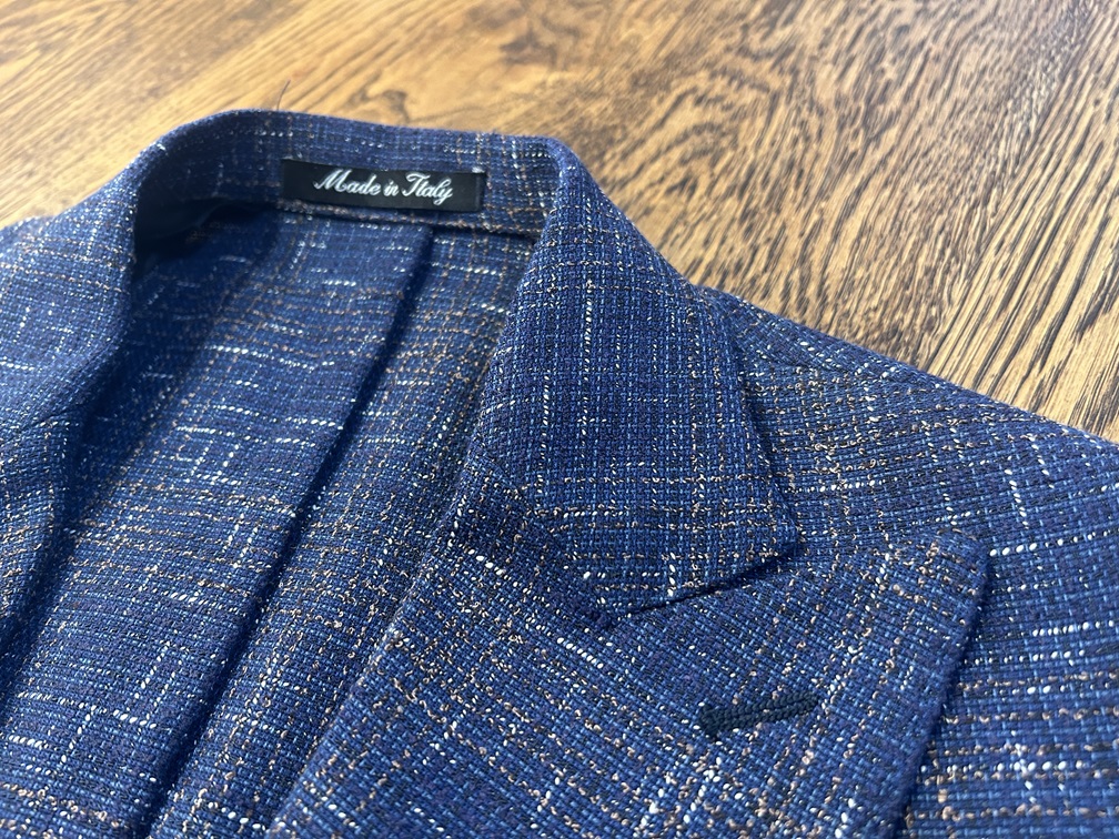 FUGATOのサマーツイードジャケットのピークドラペル部分。立体的でクラシックな印象を演出。