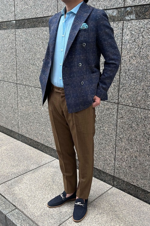 FUGATOのサマーツイードジャケットを使った春夏コーディネート。ネイビージャケットにライトブルーシャツとブラウンパンツを合わせた大人の装い。