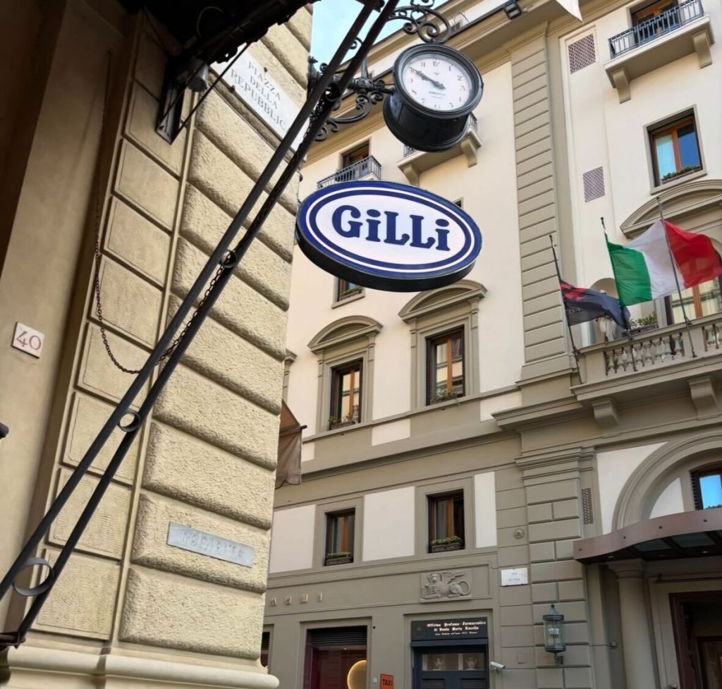フィレンツェの老舗カフェ「Gilli」の看板と建物外観。クラシックなヨーロッパの街並みと調和する風景。