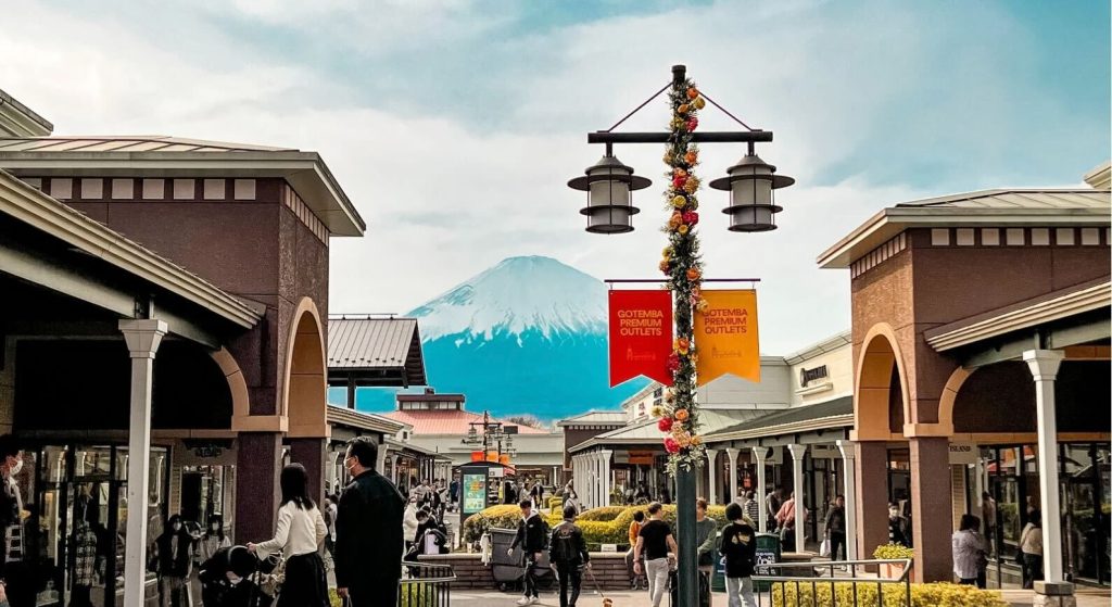 富士山を背景にした御殿場プレミアム・アウトレットの風景。イタリアブランドが集結する日本のアウトレットモール