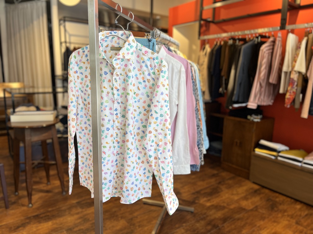 イタリア製の柄シャツを店内でディスプレイ。Utsubo Stockのセレクトによる、夏に映えるメンズアイテム。