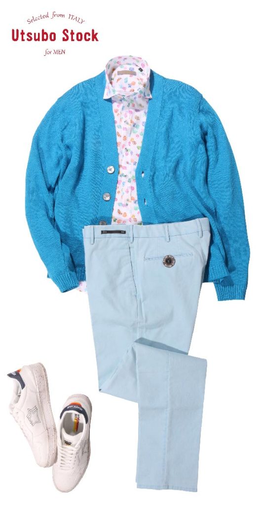 イタリア製のカラフルな柄シャツを使った夏のメンズコーディネート。ターコイズブルーのカーディガンとライトグレーのパンツ、白スニーカーで爽やかに。