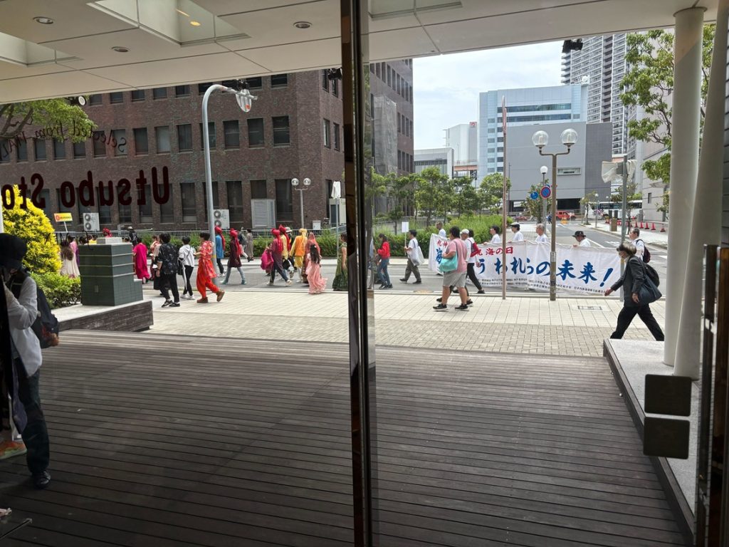 Utsubostock神戸店の入口越しに見える、神戸まつりの行進風景