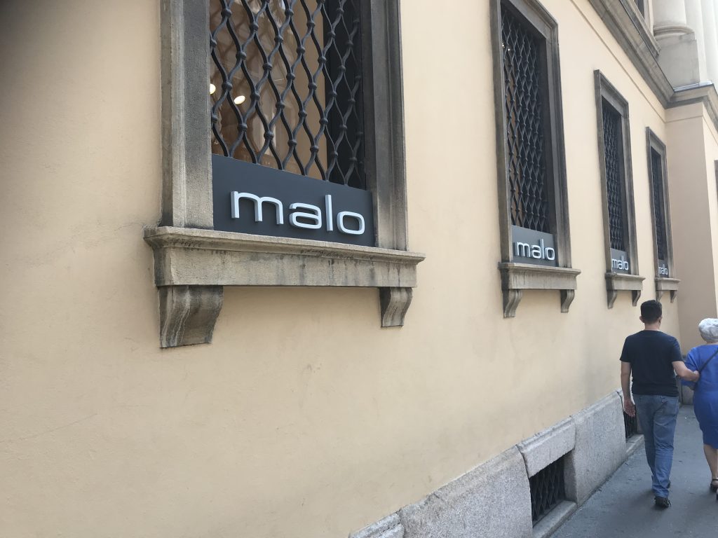maloミラノ店の外観とブランドロゴ看板