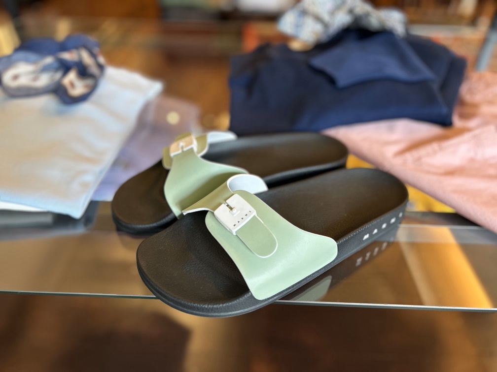 店内にディスプレイされたMarniメンズサンダル（ブラック）。シックで万能な色味は大人の足元に最適。