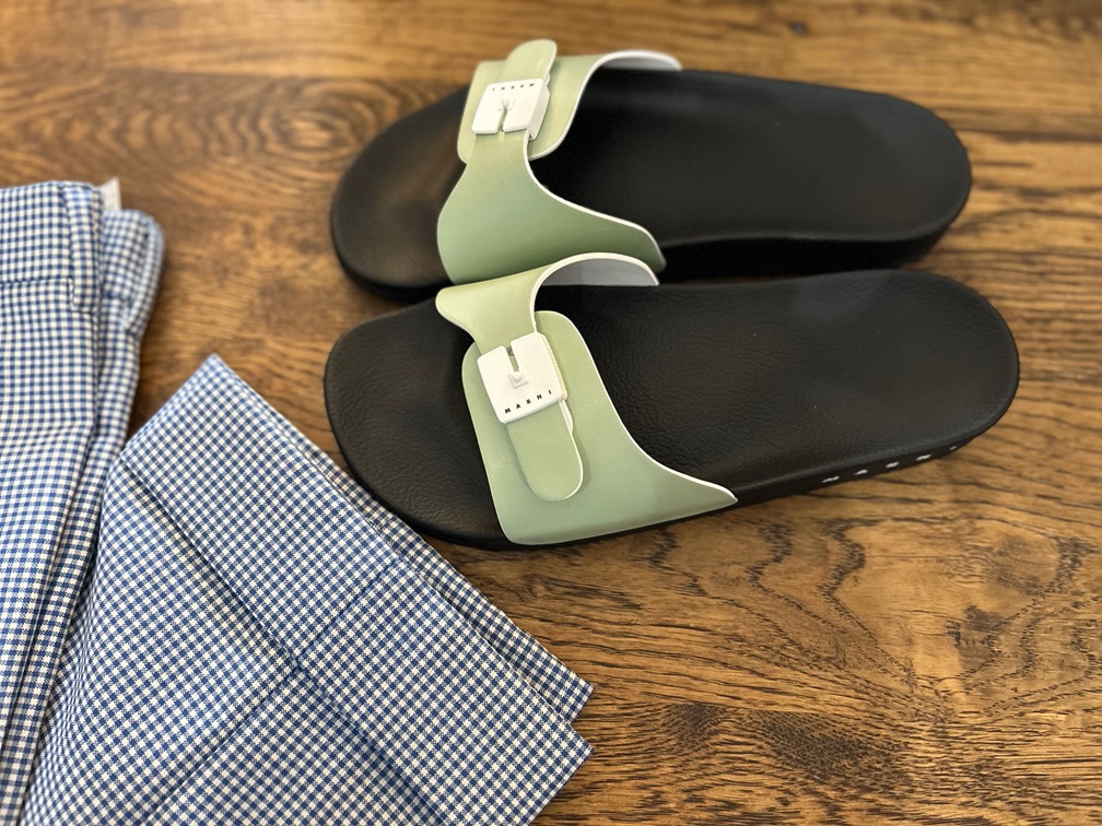 Marniのサンダルとワイドパンツの組み合わせ。リネンやコットンとの相性抜群で、洗練された夏の装いに。